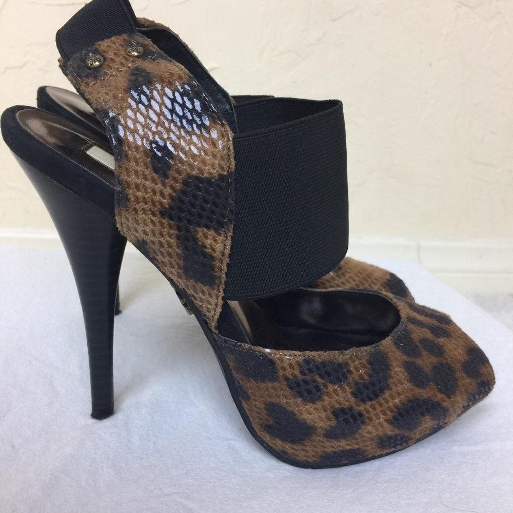 VERA WANG LEOPARD PRINT HEELS